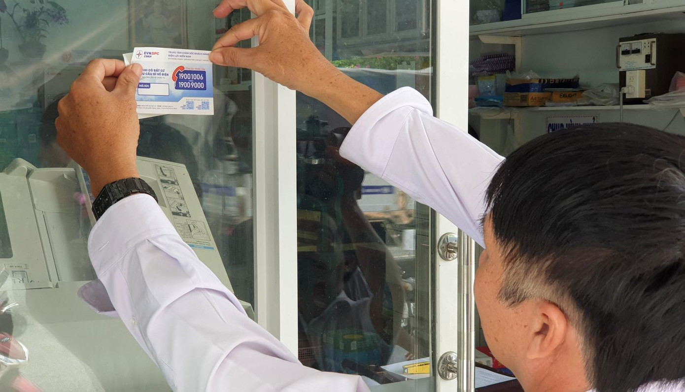 Tổng công ty Điện lực miền Nam triển khai dán decal tận nhà khách hàng để giúp nhận biết số điện thoại chăm sóc khách hàng ngành Điện