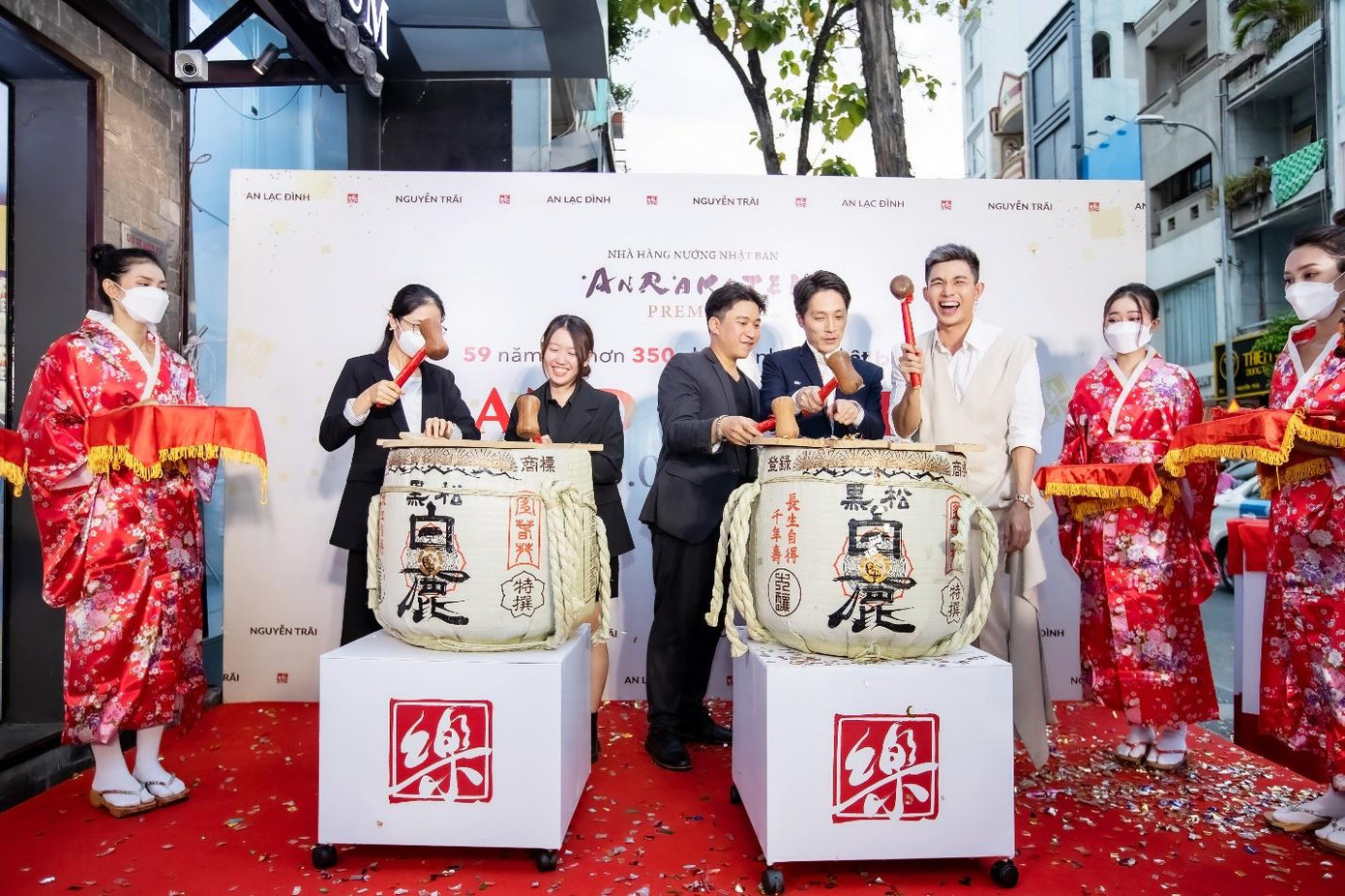 Nghi thức đập rượu trong các ngày lễ của người Nhật Nghi thức đập rượu trong các ngày lễ của người Nhật