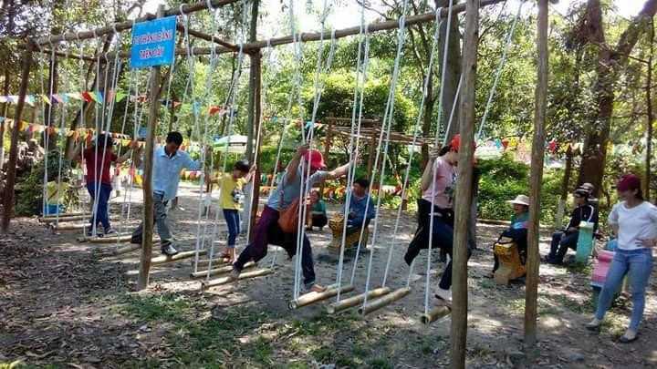 Du khách tham gia các trò chơi dân gian Du khách tham gia các trò chơi dân gian