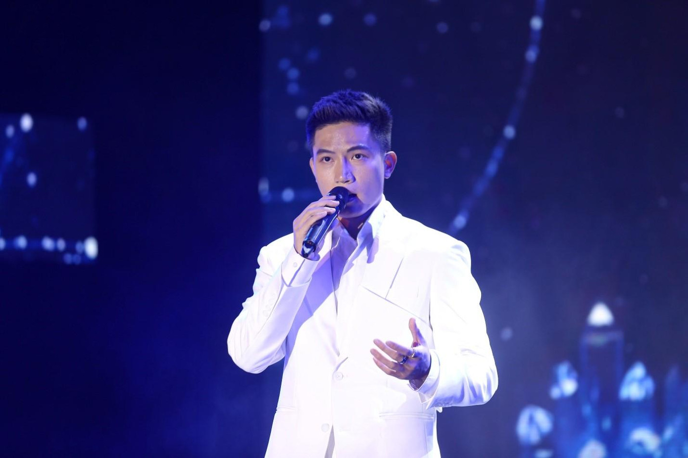 Hàng ghế khán giả như vỡ òa khi giọng ca The Voice Anh Tú xuất hiện. Không chỉ sở hữu giọng hát khỏe, tình cảm, anh còn chiếm trọn trái tim người nghe bởi phong cách trình diễn lôi cuốn và gần gũi. Hàng ghế khán giả như vỡ òa khi giọng ca The Voice Anh Tú xuất hiện. Không chỉ sở hữu giọng hát khỏe, tình cảm, anh còn chiếm trọn trái tim người nghe bởi phong cách trình diễn lôi cuốn và gần gũi.
