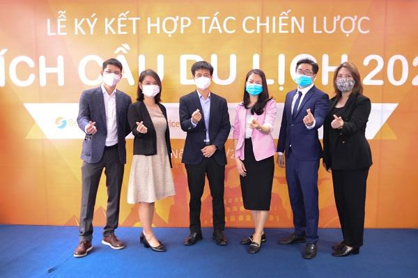 Đại diện các đơn vị chụp ảnh lưu niệm tại buổi lễ