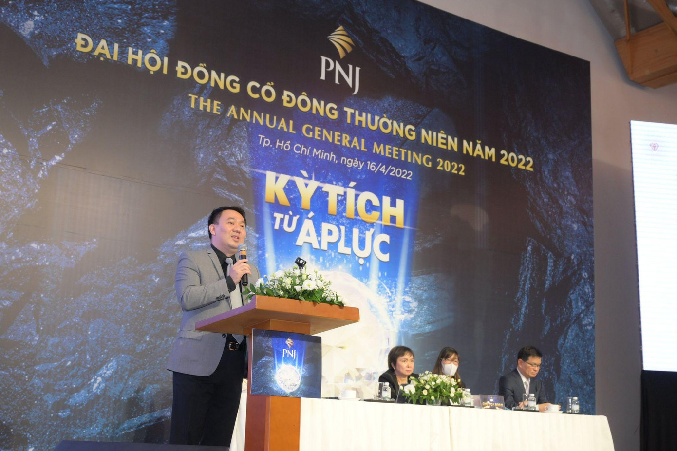 Ông Lê Trí Thông - Tổng giám đốc PNJ phát biểu tại Đại hội Ông Lê Trí Thông - Tổng giám đốc PNJ phát biểu tại Đại hội