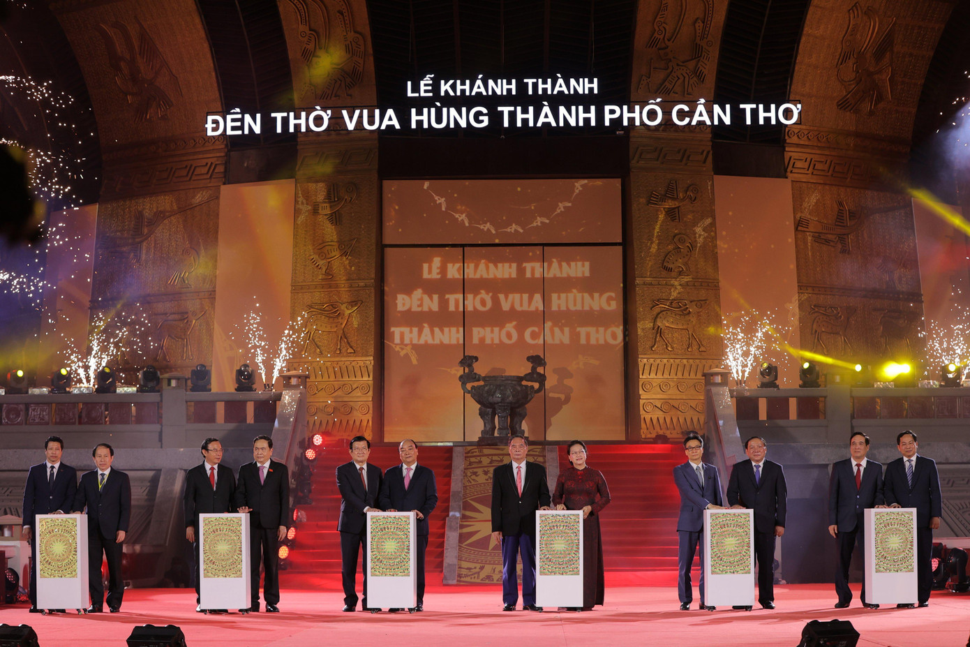 Thực hiện nghi thức khánh thành Đền thờ Vua Hùng thành phố Cần Thơ