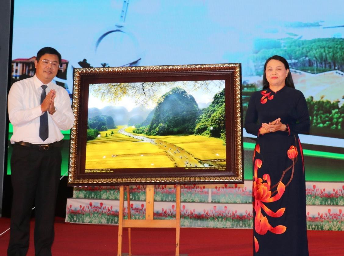 Bà Nguyễn Thị Thu Hà – Bí thư Tỉnh uỷ Ninh Bình tặng quà lưu niệm cho tỉnh Cà Mau.