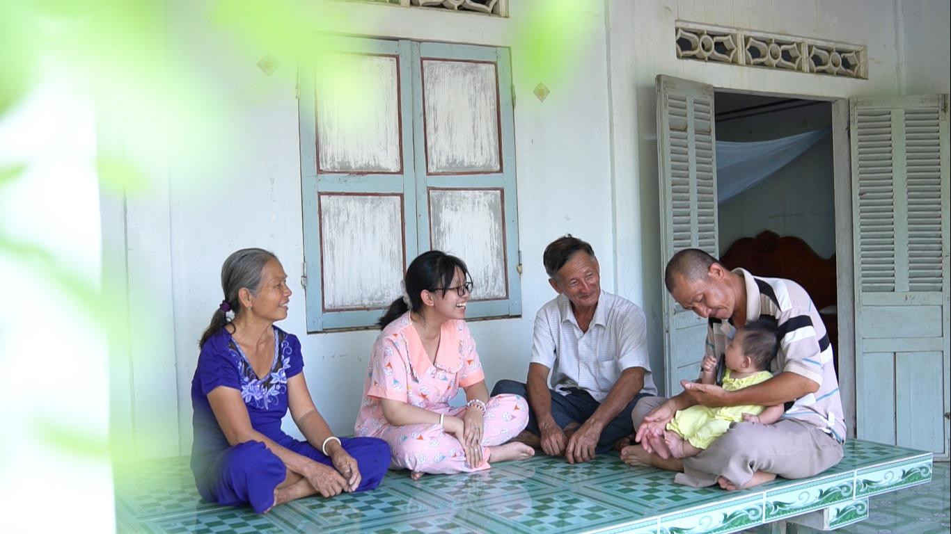 Gia đình Bình An vui mừng nhận được sổ tiết kiệm từ VPBank