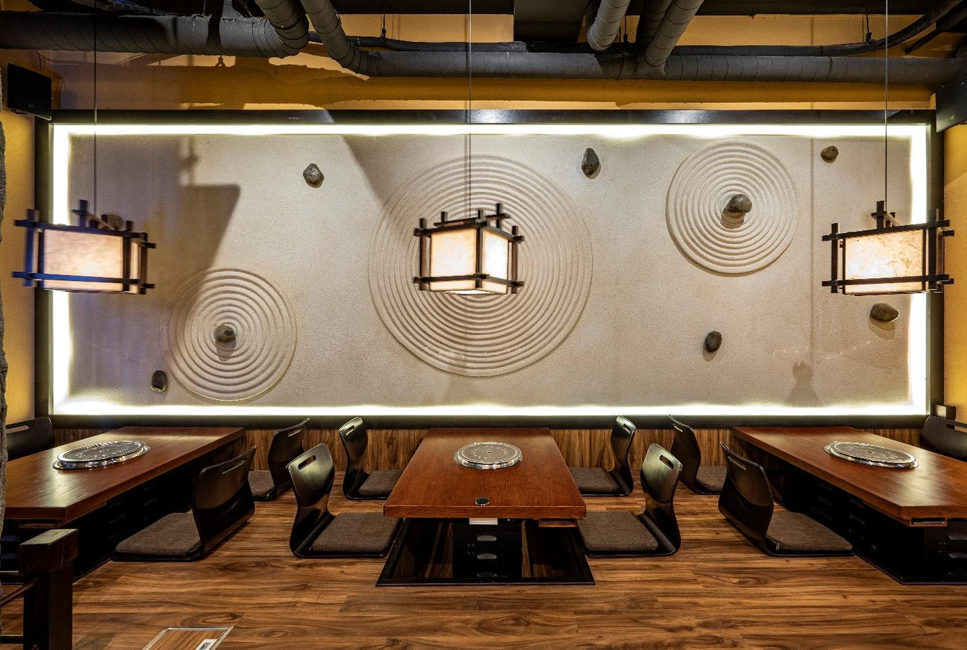 Không gian nhà hàng với ánh sáng vàng ấm cúng, cổ kinh nhưng cũng không kém phần hiện đại Không gian nhà hàng với ánh sáng vàng ấm cúng, cổ kinh nhưng cũng không kém phần hiện đại