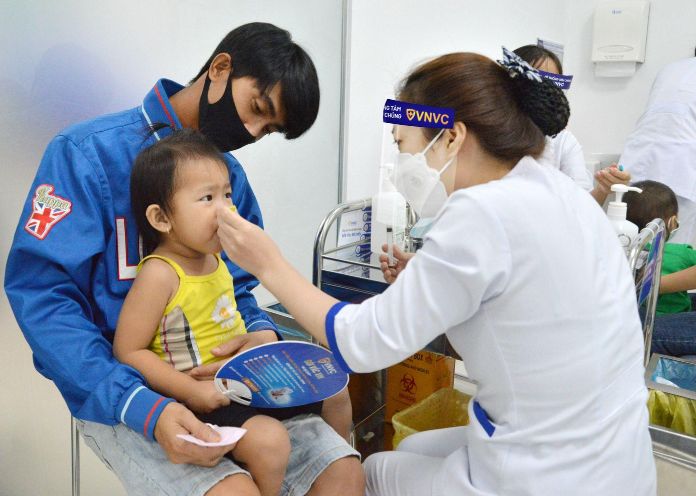 Trẻ nhỏ được chủng ngừa các loại vắc xin phòng bệnh truyền nhiễm Ảnh: Minh Ngọc Trẻ nhỏ được chủng ngừa các loại vắc xin phòng bệnh truyền nhiễm Ảnh: Minh Ngọc