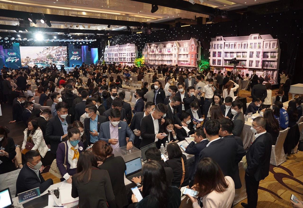 Buổi lễ giới thiệu “Vương quốc không ngủ” Canal District MerryLand Quy Nhơn thu hút đông đảo Quý khách hàng