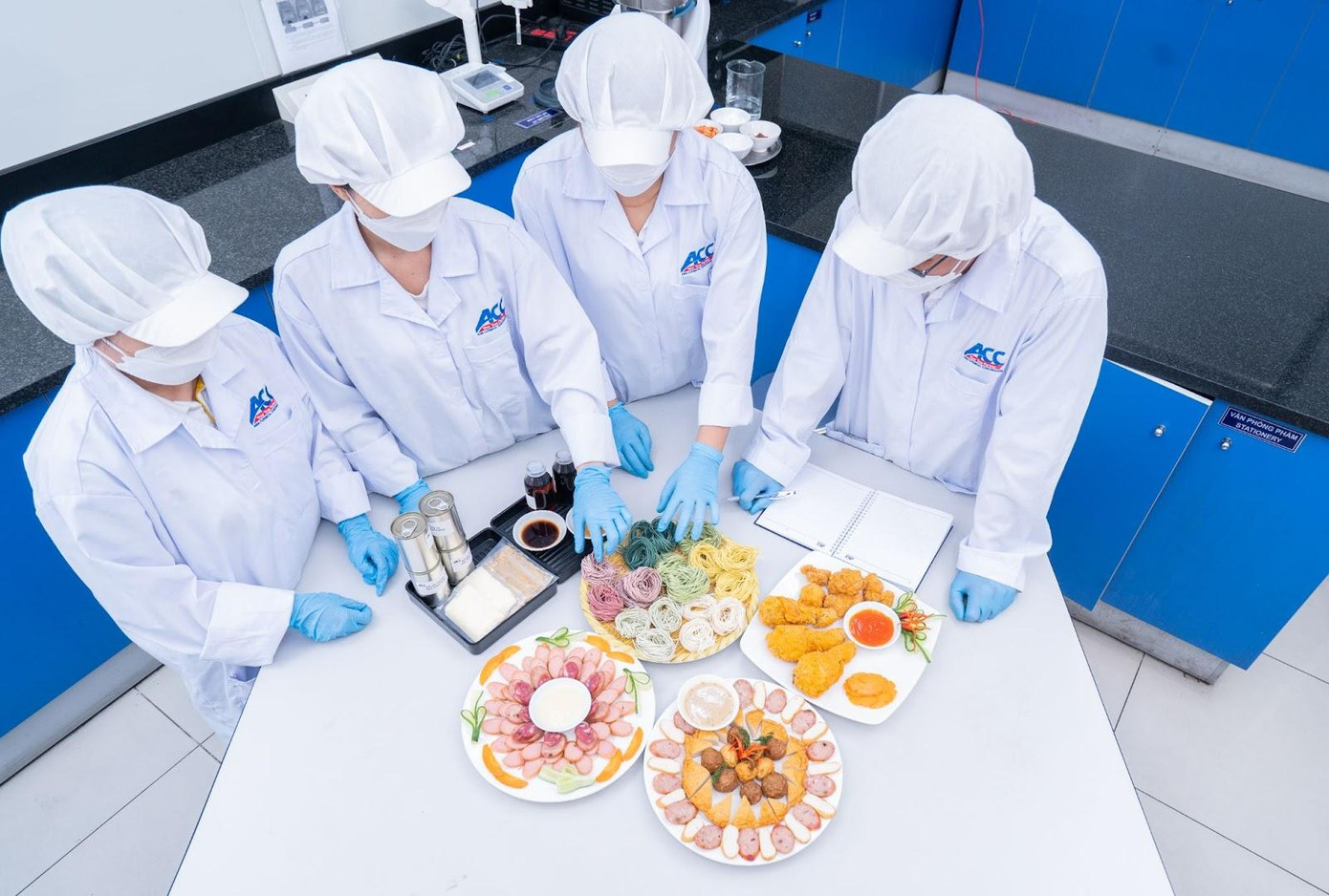 Các nhân sự phòng IC đang trải nghiệm sản phẩm mới nghiên cứu