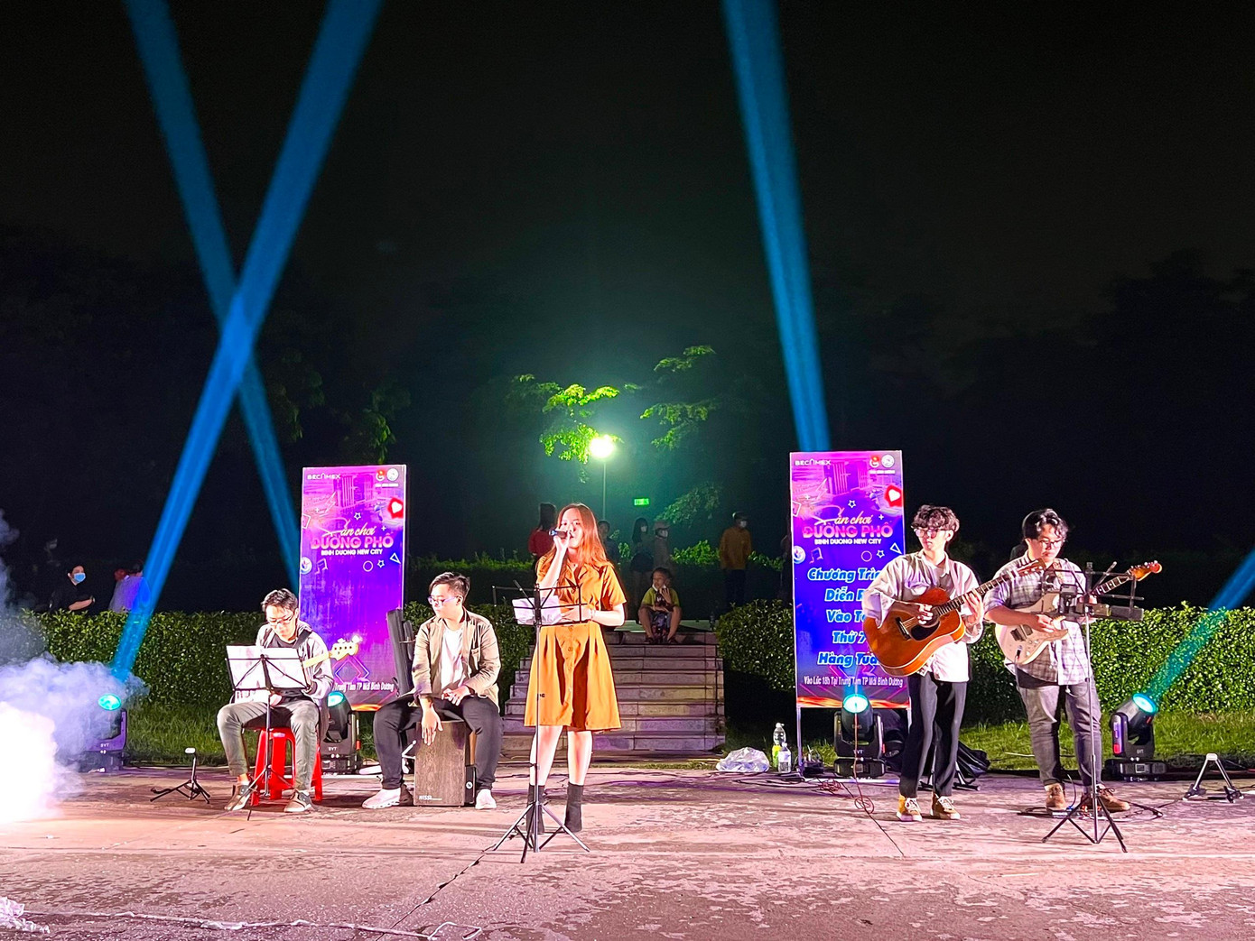 Chương trình nghệ thuật quy tụ nhiều ca sỹ, nhóm nhạc tại Bình Dương biểu diễn với nhiều tiết mục văn nghệ đặc sắc.