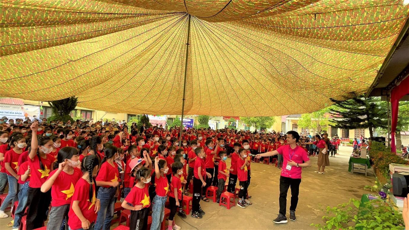 Hàng trăm học sinh đã có mặt tại trường Tiểu học Chiềng Khoa tham gia giao lưu, gặp gỡ chị Xuka và anh Nobita trong xứ sở sách.