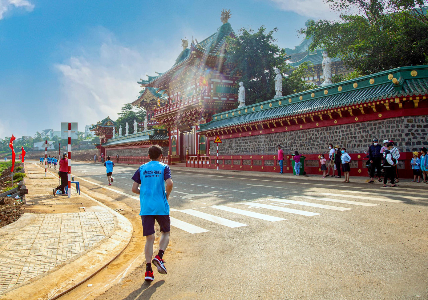 Các vận động viên tranh tài sôi nổi, hấp dẫn trong sáng sớm Các vận động viên tranh tài sôi nổi, hấp dẫn trong sáng sớm