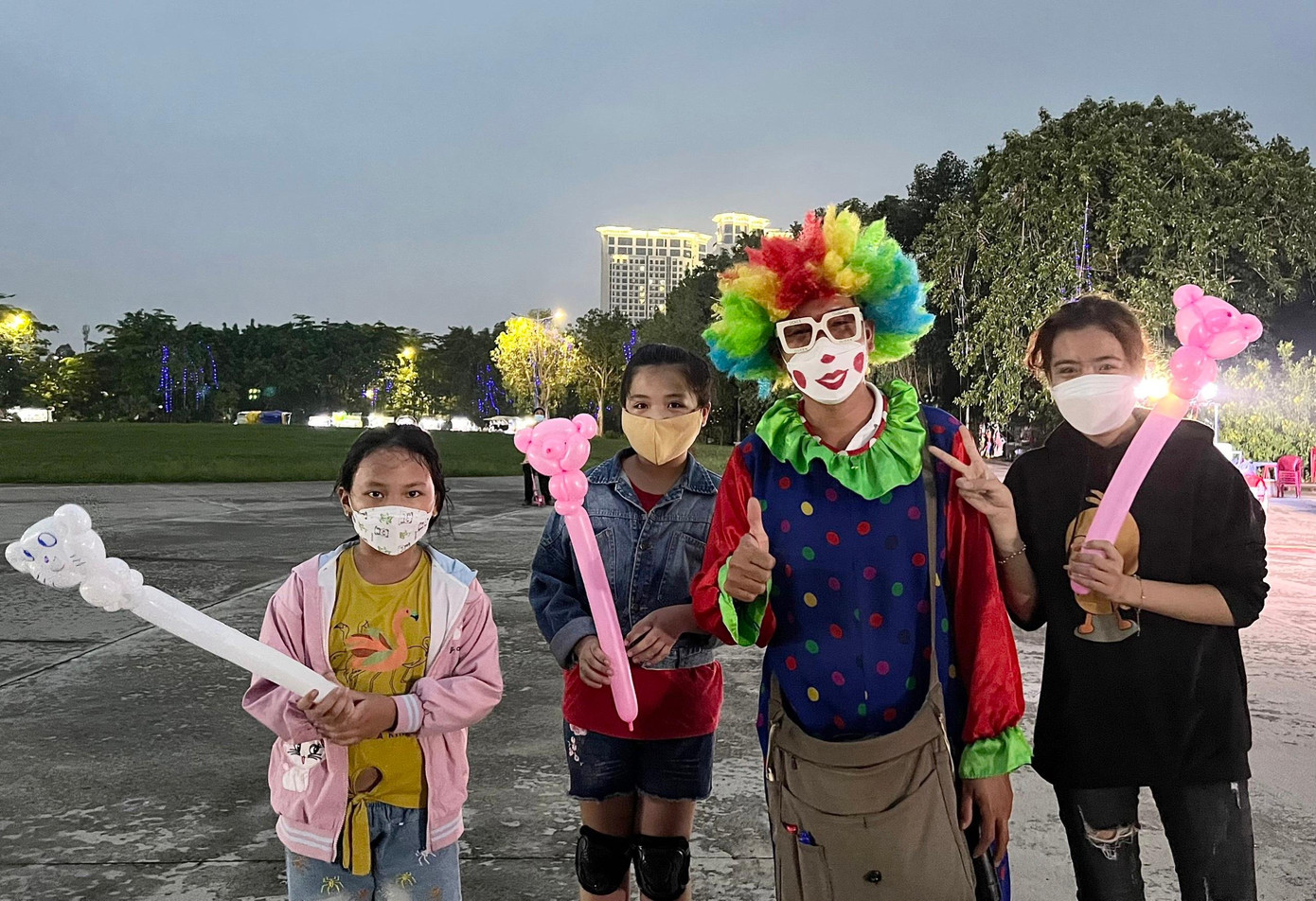 Tại “Sân chơi đường phố”còn diễn ra các tiết mục ảo thuật đường phốvới nhiều tiết mục ảo thật đa dạng.