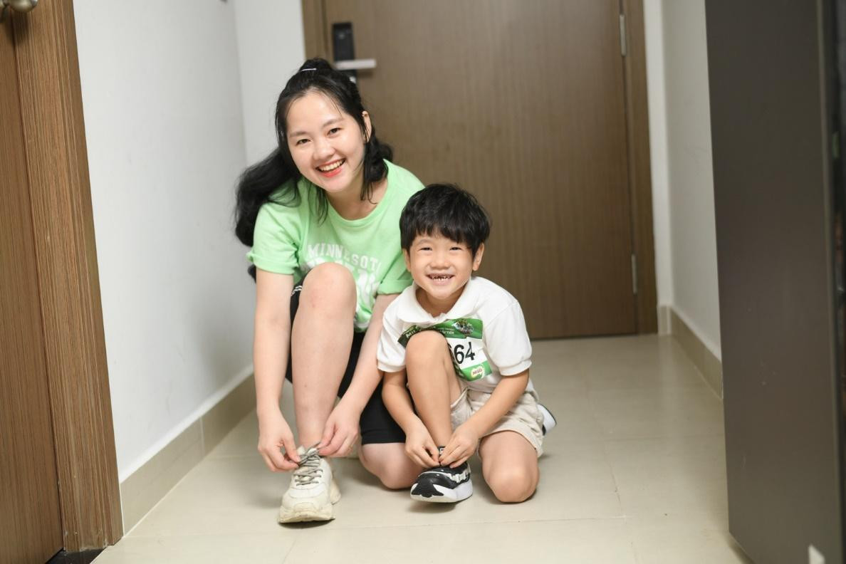 Một trong những điểm hấp dẫn của giải chạy bộ trực tuyến MILO Erun là trẻ có thể “tranh tài” ngay tại không gian sống của mình mà không phải đi đâu xa. Một trong những điểm hấp dẫn của giải chạy bộ trực tuyến MILO Erun là trẻ có thể “tranh tài” ngay tại không gian sống của mình mà không phải đi đâu xa.