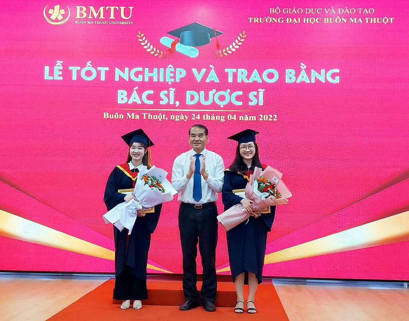 Chủ tịch hội nghị nhà đầu tư, ông Trần Văn Tuấn trao khen thưởng cho sinh viên xuất sắc toàn khóa