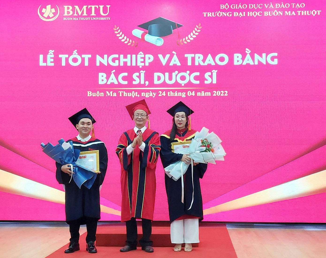 GS.TS Đặng Tuấn Đạt, Hiệu trưởng trường trao khen thưởng thủ khoa toàn khóa