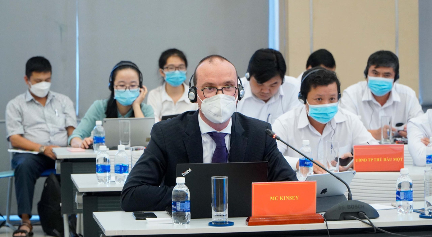 Đại diện McKinsey Việt Nam trình bày Đại diện McKinsey Việt Nam trình bày