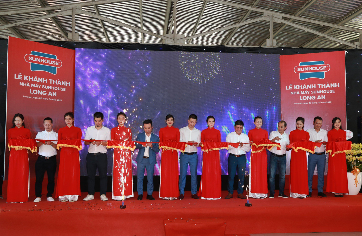 Đại diện lãnh đạo Tập đoàn và nhà máy R.O Long An cắt băng khánh thành nhà máy