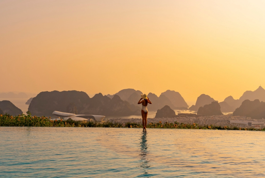 View hướng vịnh “cực phẩm” từ bể bơi vô cực của khách sạn FLC Grand Hotel Hạ Long