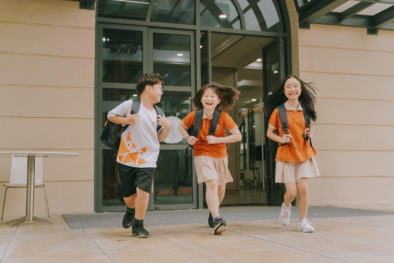 Chương trình Quốc tế Oxford được soạn thảo với phương pháp tiếp cận độc đáo “lấy niềm vui làm trung tâm của việc học” dựa trên khung chương trình chuẩn phổ thông của Anh. Chương trình Quốc tế Oxford được soạn thảo với phương pháp tiếp cận độc đáo “lấy niềm vui làm trung tâm của việc học” dựa trên khung chương trình chuẩn phổ thông của Anh.