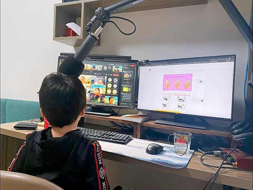 Học sinh say mê trải nghiệm lớp tiền tiểu học online