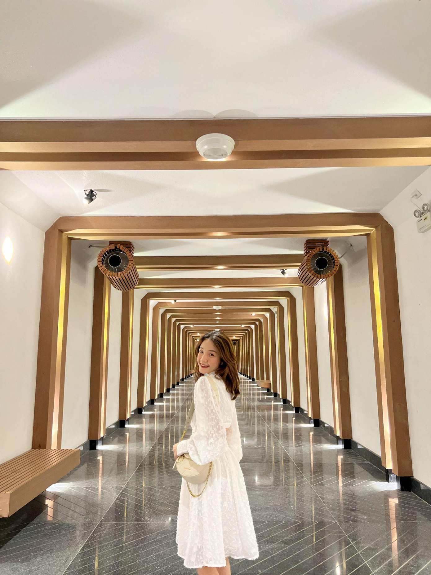 FLC City Hotel Beach Quy Nhơn là khách sạn duy nhất ở Quy Nhơn sở hữu đường hầm xuyên qua đường An Dương Vương, dẫn thẳng tới quán bar ngầm tại bãi biển Aqua Beach Club (Ảnh: Phương Bùi) FLC City Hotel Beach Quy Nhơn là khách sạn duy nhất ở Quy Nhơn sở hữu đường hầm xuyên qua đường An Dương Vương, dẫn thẳng tới quán bar ngầm tại bãi biển Aqua Beach Club (Ảnh: Phương Bùi)