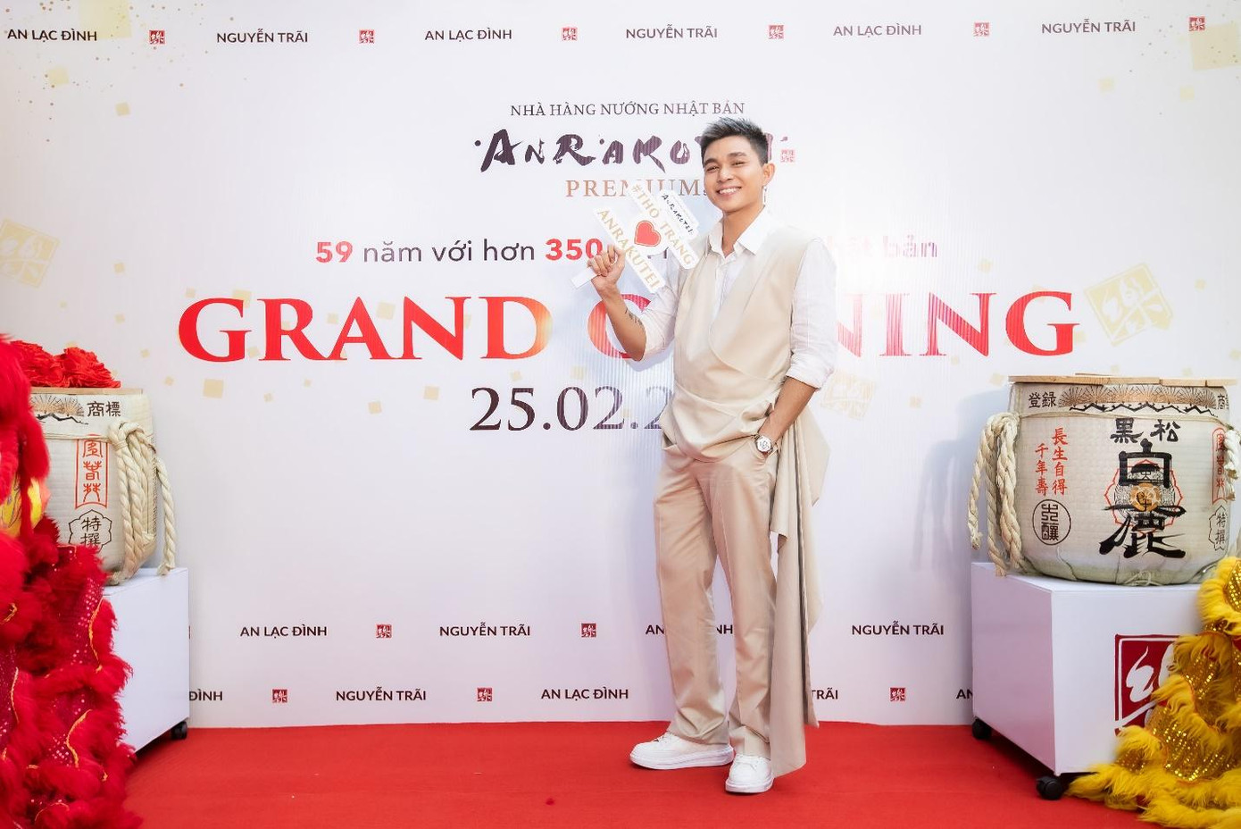 Nghệ sĩ Jun Phạm với trang phục lịch lãm trong ngày Kỷ niệm 1 năm khai trương Anrakutei Premium Nghệ sĩ Jun Phạm với trang phục lịch lãm trong ngày Kỷ niệm 1 năm khai trương Anrakutei Premium