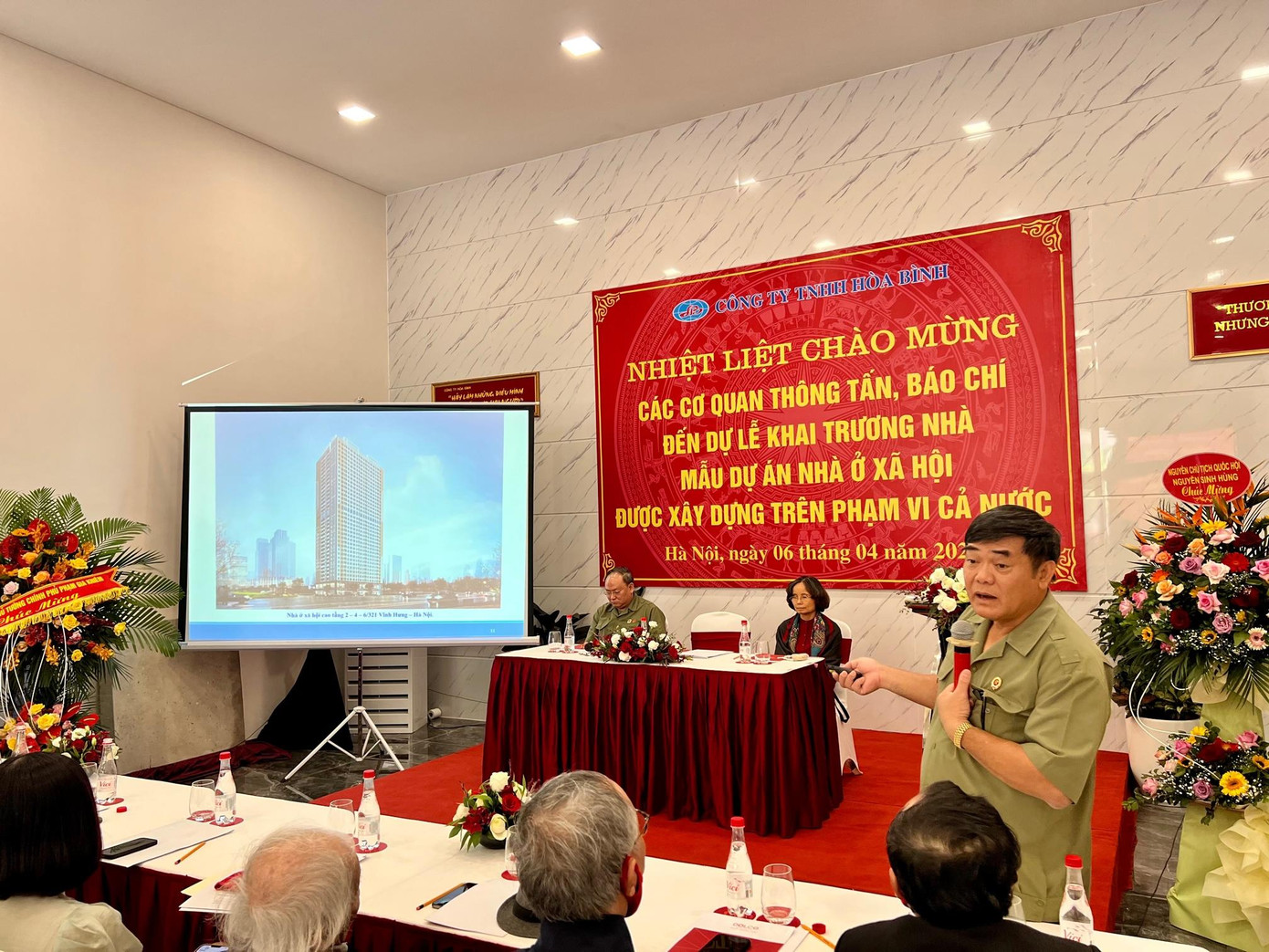 Ông Nguyễn Hữu Đường, Tổng Giám đốc Công ty TNHH Hòa Bình trao đổi với đại diện các cơ quan báo chí về dự án nhà ở xã hội tại 393 Lĩnh Nam Ông Nguyễn Hữu Đường, Tổng Giám đốc Công ty TNHH Hòa Bình trao đổi với đại diện các cơ quan báo chí về dự án nhà ở xã hội tại 393 Lĩnh Nam