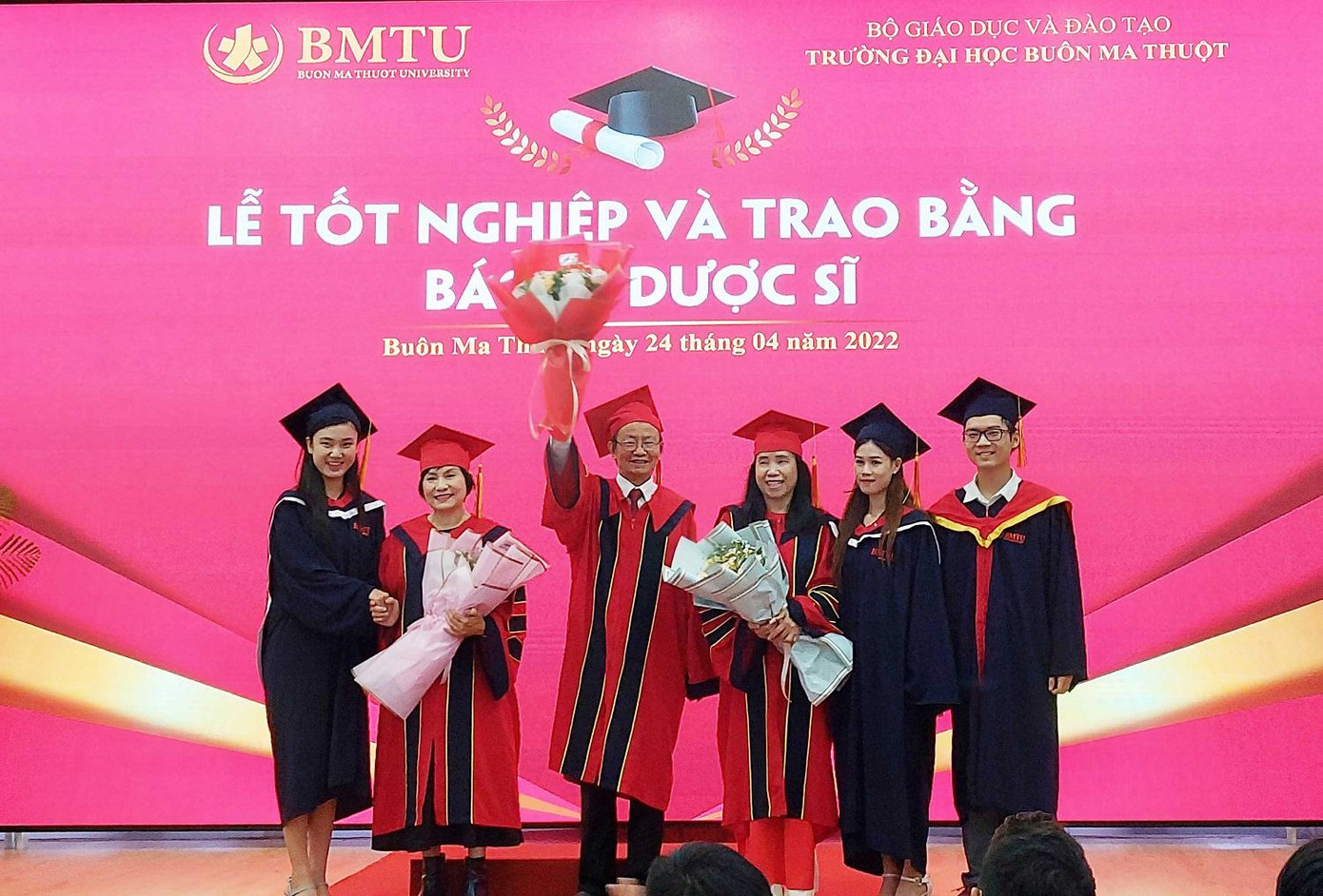 Đại diện tân bác sĩ, dược sĩ tặng hoa cho lãnh đạo nhà trường và giảng viên