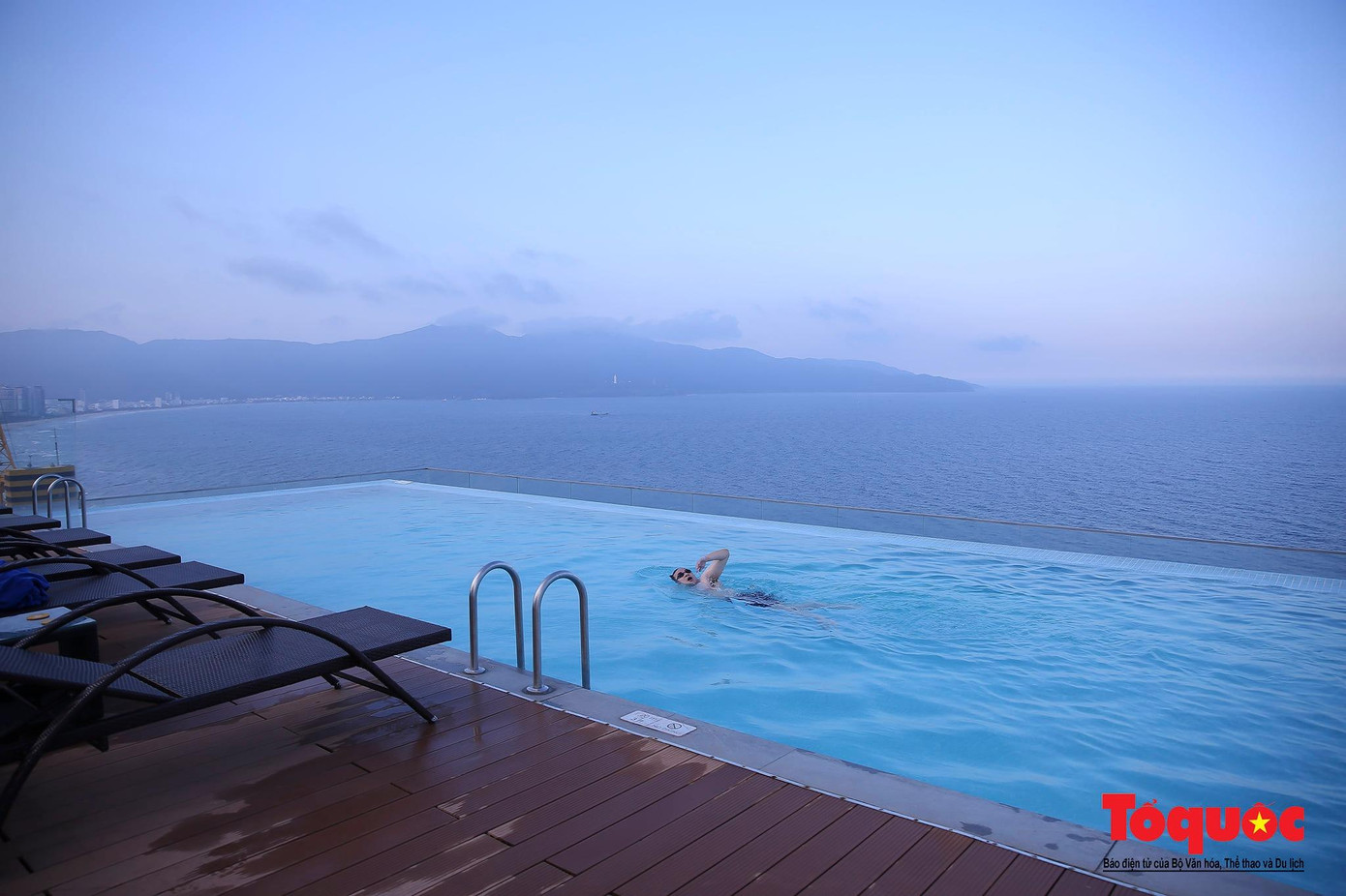 Bể bơi vô cực trên tầng 25 tại khách sạn TMS Hotel Da Nang Beach. Ảnh: Đức Hoàng Bể bơi vô cực trên tầng 25 tại khách sạn TMS Hotel Da Nang Beach. Ảnh: Đức Hoàng