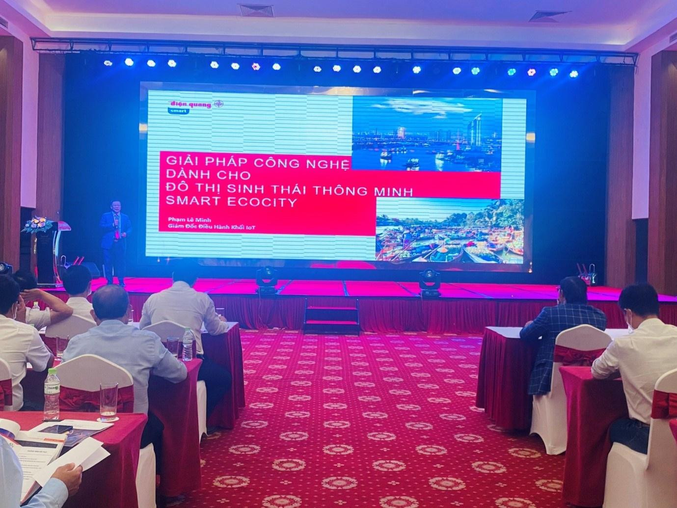 Phạm Lê Minh, Giám đốc Điều hành Khối IoT Công ty cổ phần Bóng đèn Điện Quang trình bày giải pháp tổng thể cho đô thị văn minh Phạm Lê Minh, Giám đốc Điều hành Khối IoT Công ty cổ phần Bóng đèn Điện Quang trình bày giải pháp tổng thể cho đô thị văn minh