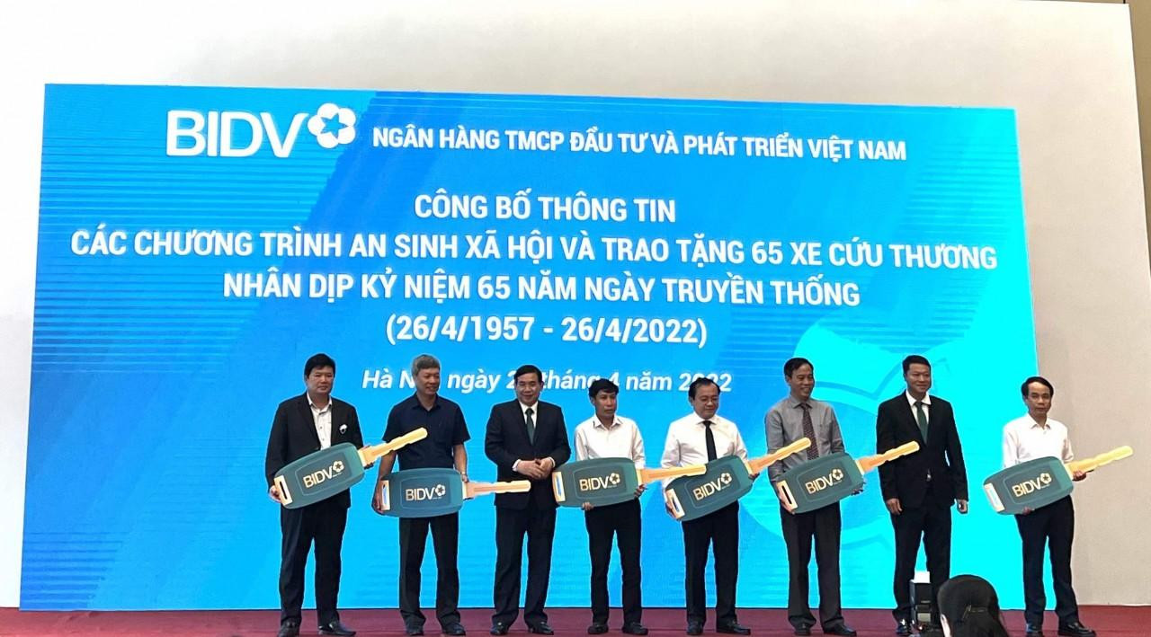 Lãnh đạo BIDV trao chìa khóa xe cứu thương cho đại diện các tỉnh Lãnh đạo BIDV trao chìa khóa xe cứu thương cho đại diện các tỉnh