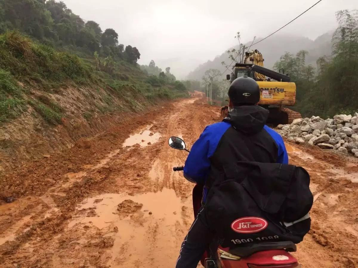 Anh Cấng trên đường giao hàng đầy hiểm trở ở vùng cao (nguồn: NVCC)