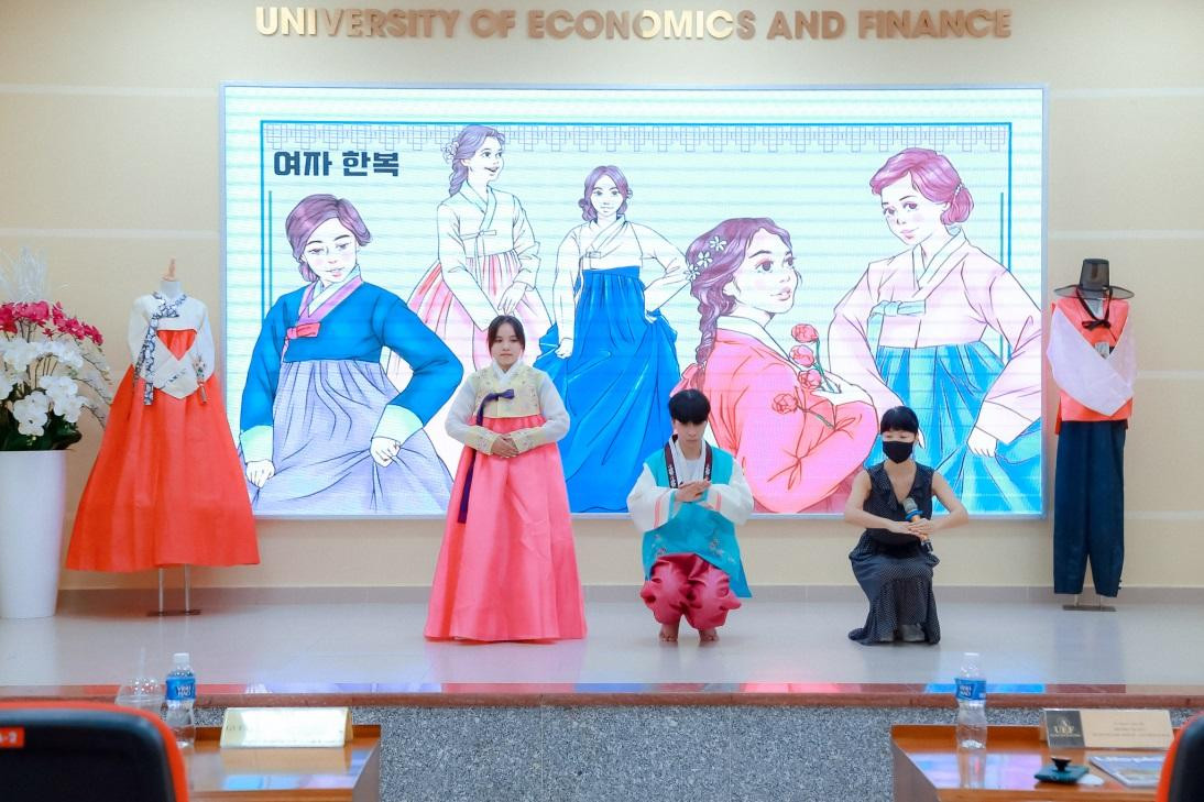 Thí sinh nộp học bạ sớm có cơ hội trúng tuyển ngành học xu hướng