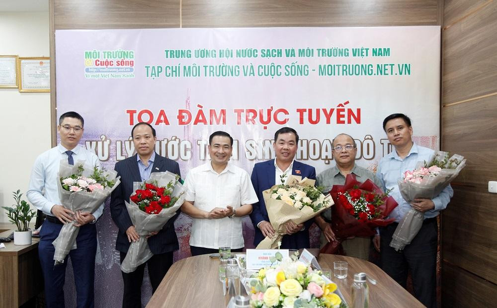 Nhà báo Khánh Toàn – Tổng Biên tập Tạp chí Môi trường và Cuộc sống tặng hoa cho các khách mời tham dự tọa đàm