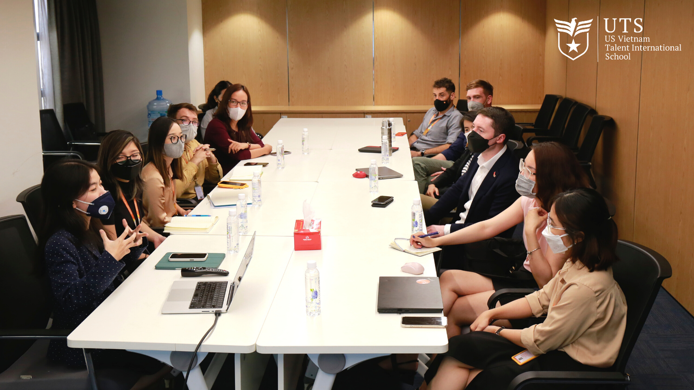 Mr. Duke Sweetman - Giám đốc phụ trách Hợp tác Quốc tế Nhà xuất bản Đại học Oxford ghé thăm trường UTS và trao đổi với các giáo viên phụ trách chương trình Quốc tế UTS Mr. Duke Sweetman - Giám đốc phụ trách Hợp tác Quốc tế Nhà xuất bản Đại học Oxford ghé thăm trường UTS và trao đổi với các giáo viên phụ trách chương trình Quốc tế UTS