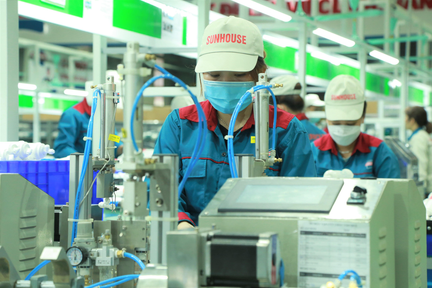 Công nhân sản xuất máy lọc nước tại nhà máy R.O Long An