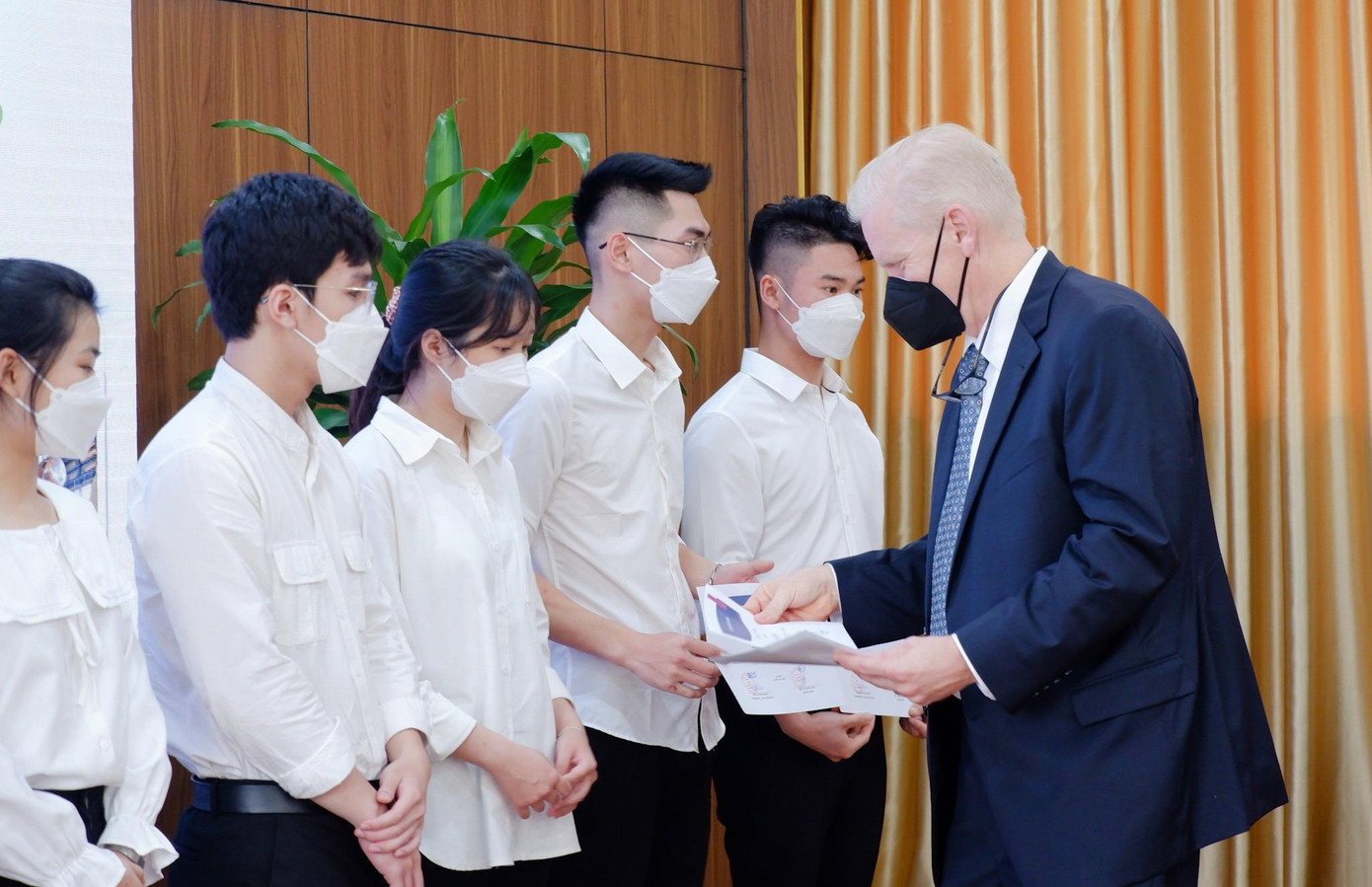 Ông Kris Larson, Giám đốc Xây dựng Dự án, AES Việt Nam trao học bổng cho các bạn sinh viên