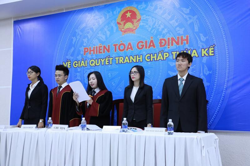 Những phiên tòa giả định và buổi mô phỏng luật bầu cử của sinh viên ngành luật Những phiên tòa giả định và buổi mô phỏng luật bầu cử của sinh viên ngành luật