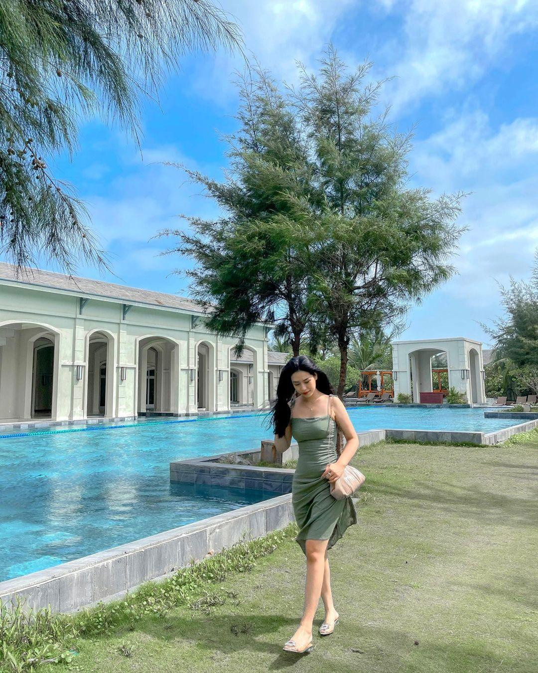 Tập trung số lượng bể bơi lớn nhất trong quần thể, khu resort FLC Luxury Resort sở hữu hồ bơi riêng ở từng villa. Thiết kế tràn bờ ấn tượng, làn nước trong vắt phản chiếu sắc xanh của cây lá và mây trời biến nơi đây trở thành một ốc đảo, mang lại những trải nghiệm riêng tư và an toàn (Ảnh: @minmin.nggg)