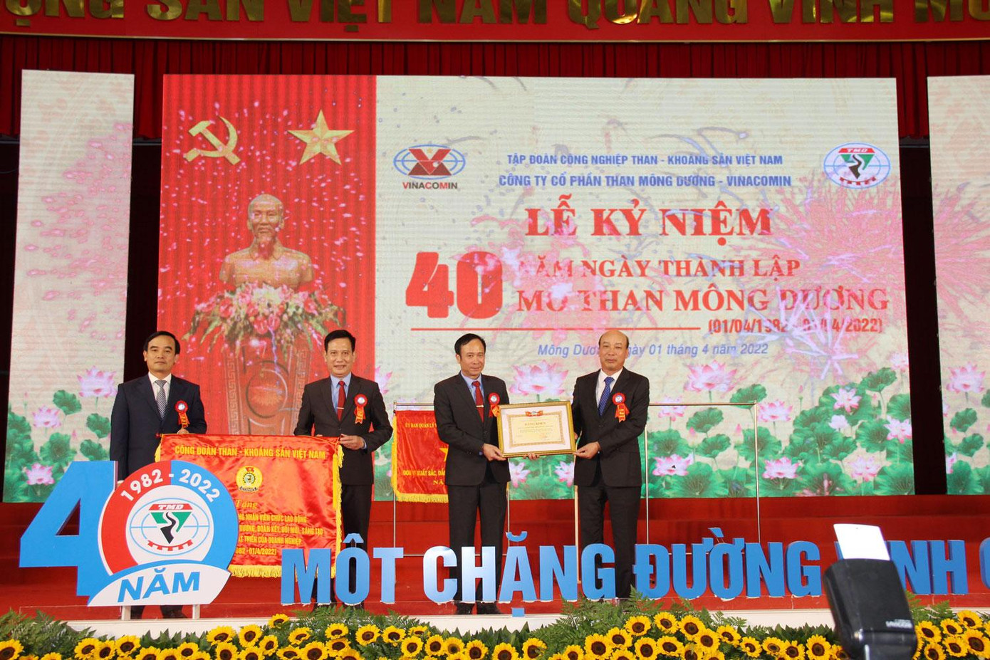 Công ty CP Than Mông Dương vinh dự đón nhận cờ thi đua đơn vị xuất sắc năm 2021 của Uỷ ban Quản lý vốn Nhà nước tại doanh nghiệp; bằng khen của Tổng Giám đốc Tập đoàn và bức trướng của Công đoàn TKV.