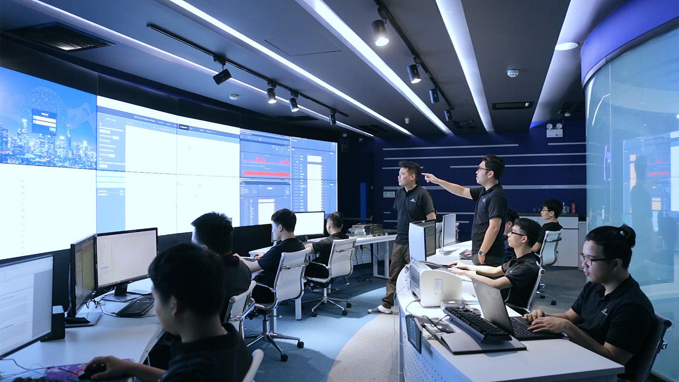 Tận dụng tối đa lợi thế là thành viên của Tập đoàn Công nghệ hàng đầu Việt Nam, Đại học Á Châu tự tin cam kết 100% cơ hội việc làm cho sinh viên ngành CNTT sau khi ra trường. Tận dụng tối đa lợi thế là thành viên của Tập đoàn Công nghệ hàng đầu Việt Nam, Đại học Á Châu tự tin cam kết 100% cơ hội việc làm cho sinh viên ngành CNTT sau khi ra trường.