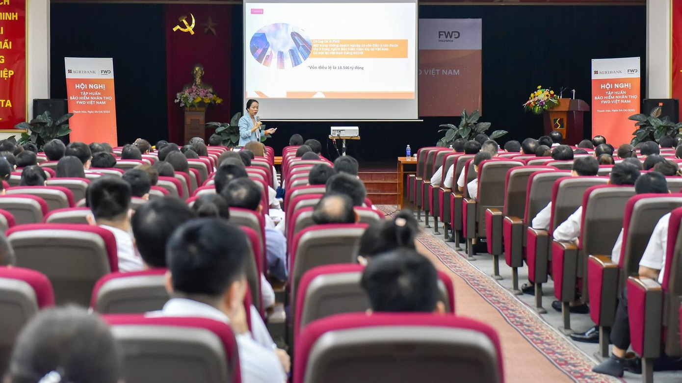 Agribank Thanh Hóa phối hợp cùng Bảo hiểm FWD Việt Nam tổ chức hội nghị tập huấn về bảo hiểm nhân thọ với sự tham gia của hơn 300 cán bộ công nhân viên