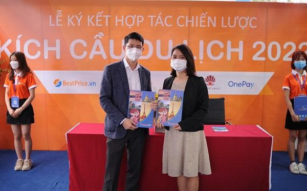 Đại diện BestPrice ký kết cùng đối tác Vinpearl