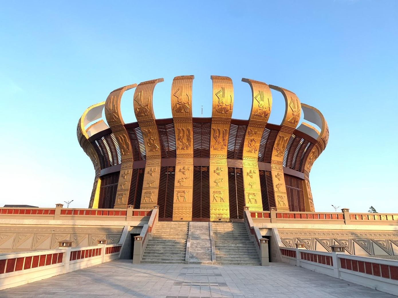 Hoa văn trên đền thờ chính được lấy từ các họa tiết trên trống đồng Đông Sơn