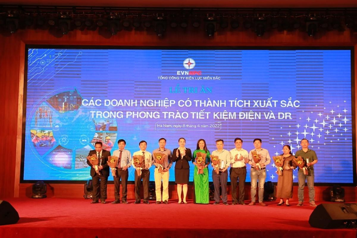 Lãnh đạo EVNNPC trao giải và tri ân khách hàng