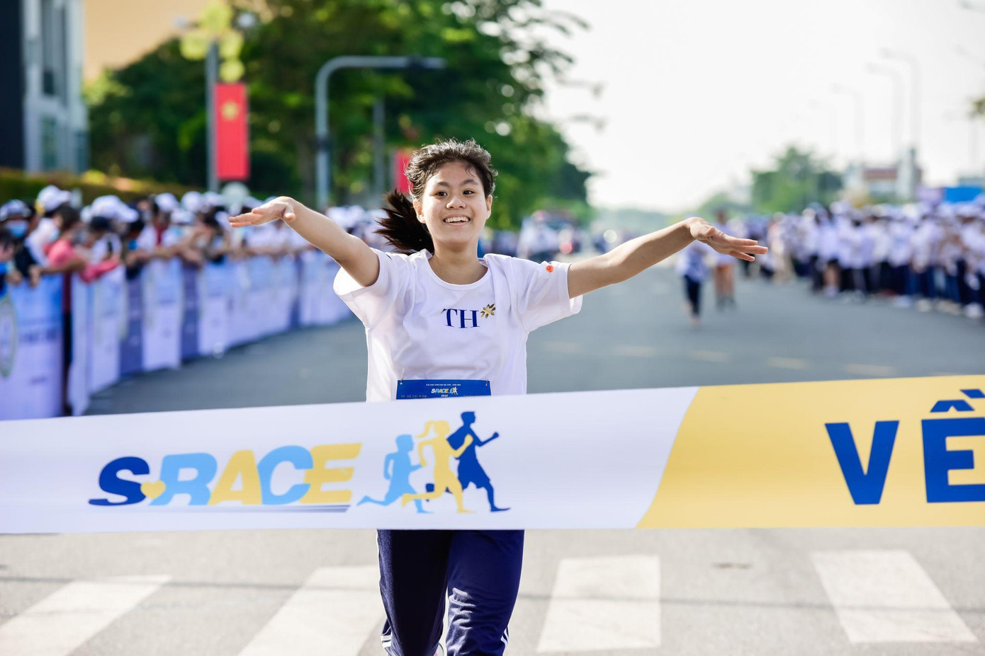 Là nhịp tim trong lồng ngực đang đập theo từng bước chạy trên đường.