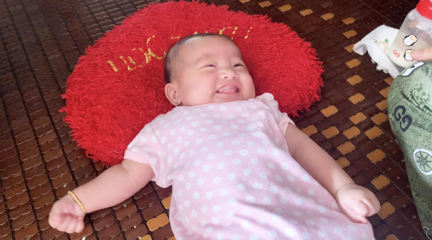 Bé Bình An bụ bẫm đáng yêu và rất thích vui đùa cùng chị gái