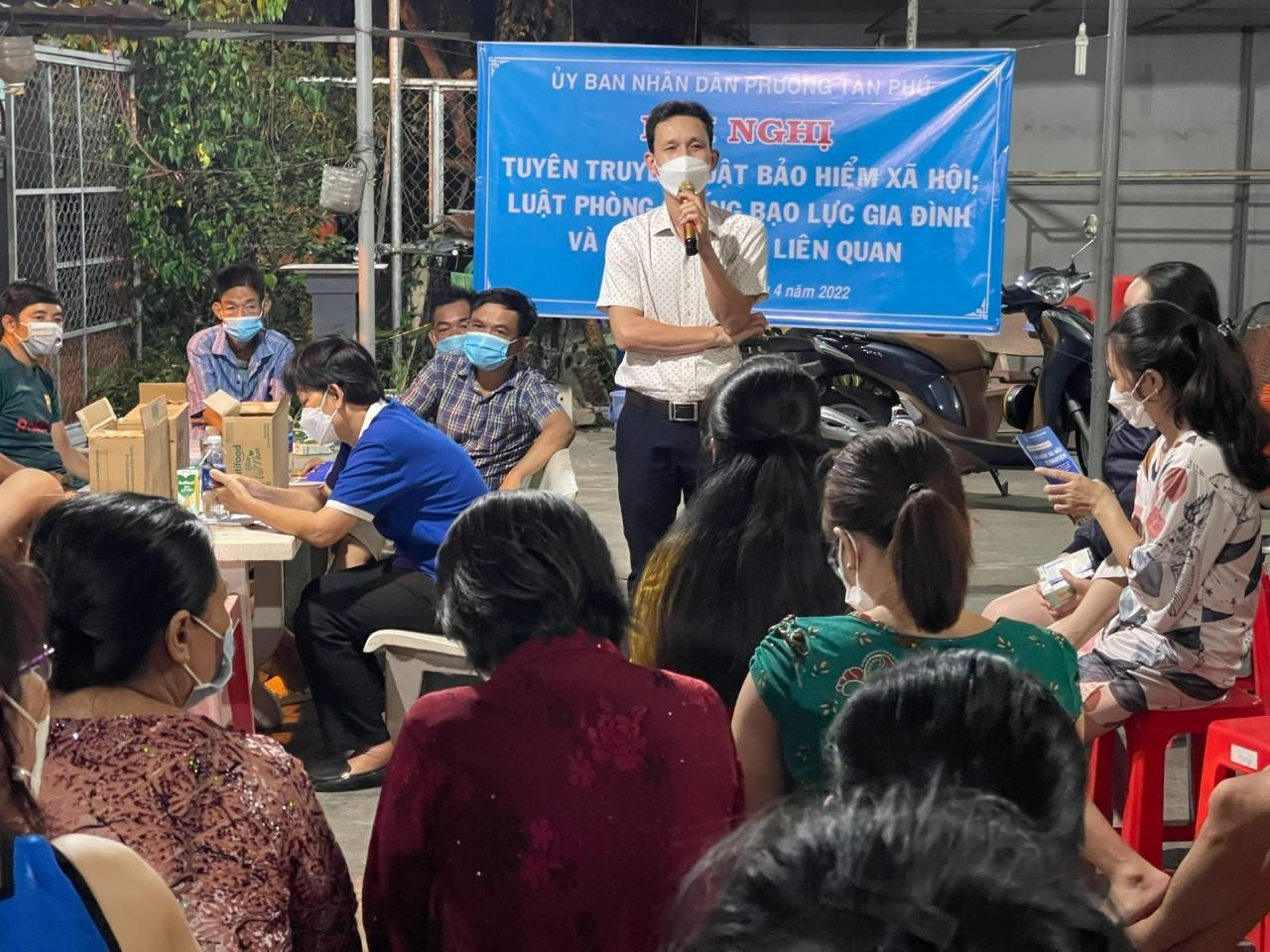 Báo cáo viên BHXH thành phố Thủ Đức tuyên truyền BHXH tự nguyện, BHYT hộ gia đình. Ảnh: BHXH Thành Phố Thủ Đức