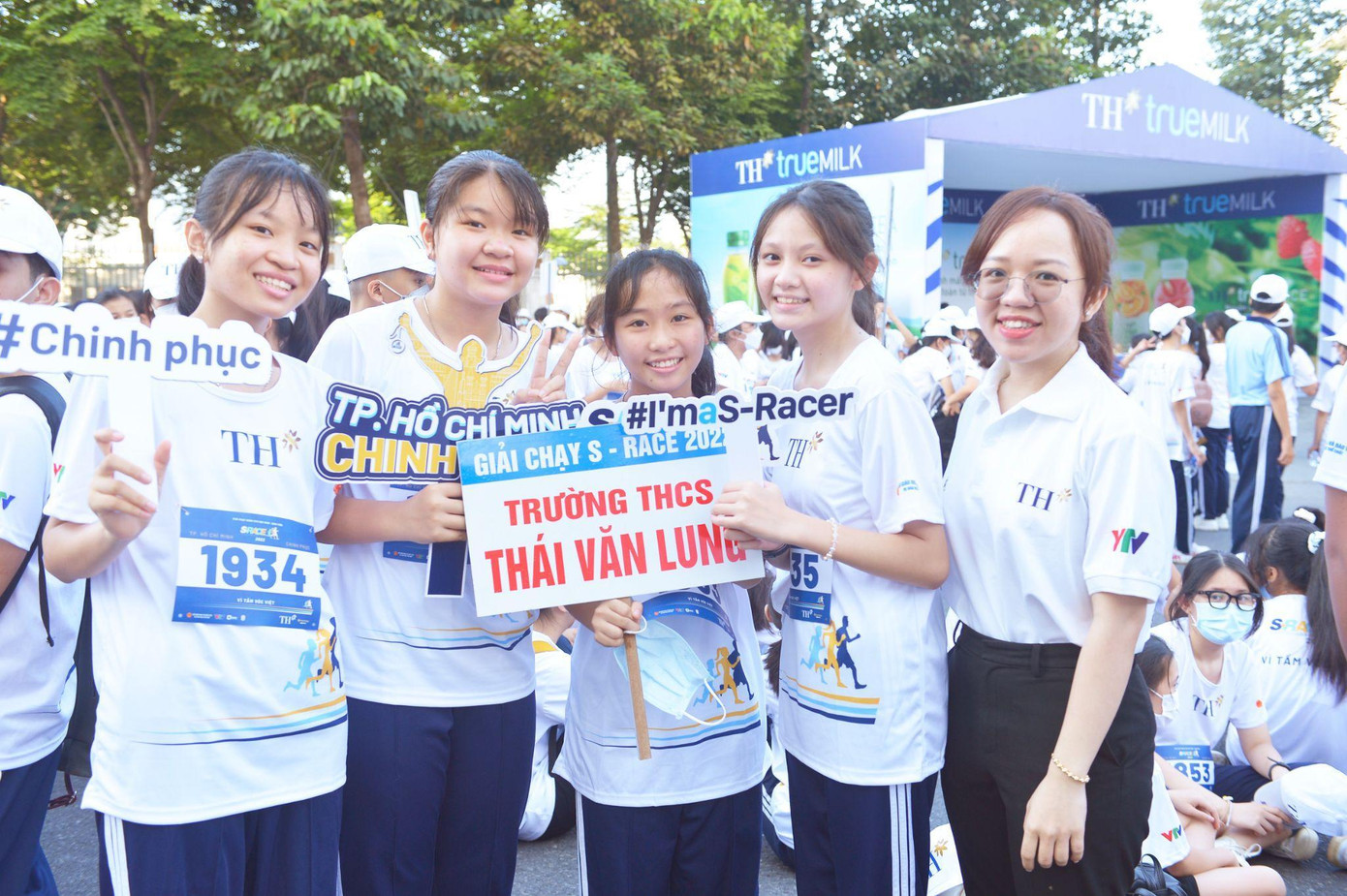 Phạm Minh Phương (thứ hai bên phải) rạng rỡ cùng các bạn cùng lớp và cô giáo